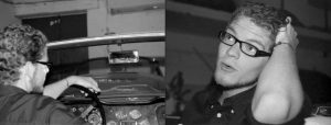 Doppelseite: junger Mann in Oldtimer von hintenfotografiert schaut Betrachter durch Rückspiegel an, junger Mann im Auto staunt