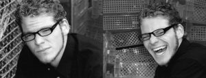 Doppelseite: Junger Mann mit Brille, der einmal in die Kamera schaut und einmal laut lacht