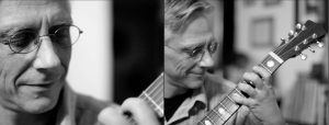 Doppelseite: Mann spielt Gitarre