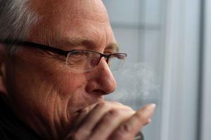 Christian Straube beim Rauchen