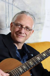 Christian Straube mit Gitarre