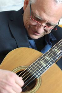 Christian Straube beim Gitarrespielen