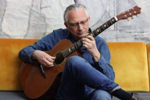Christian Straube beim Gitarrespielen
