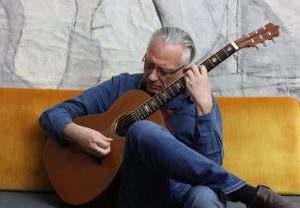 Christian Straube beim Gitarrespielen