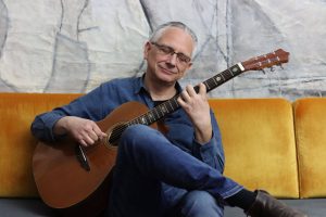 Christian Straube beim Gitarrespielen