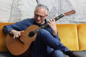 Christian Straube beim Gitarrespielen