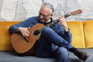 Christian Straube beim Gitarrespielen