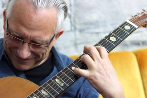 Christian Straube beim Gitarrespielen