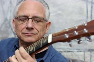 Christian Straube beim Gitarrespielen