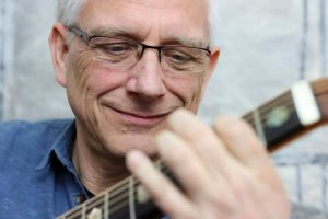 Christian Straube beim Gitarrespielen