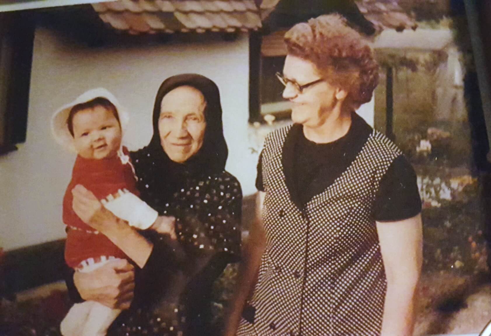 Klein Annette mit Uroma und Oma