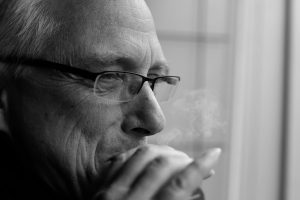 Christian Straube beim Rauchen