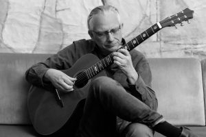 Christian Straube beim Gitarrespielen