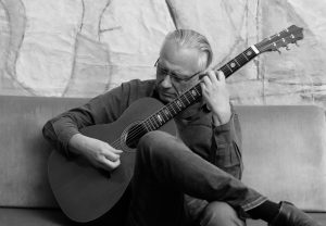 Christian Straube beim Gitarrespielen