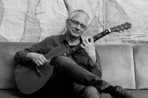 Christian Straube beim Gitarrespielen