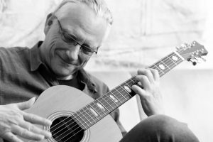 Christian Straube beim Gitarrespielen