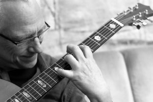 Christian Straube beim Gitarrespielen