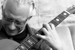 Christian Straube beim Gitarrespielen