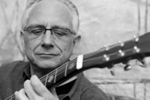 Christian Straube beim Gitarrespielen