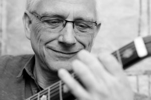 Christian Straube beim Gitarrespielen