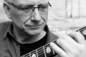 Christian Straube beim Gitarrespielen