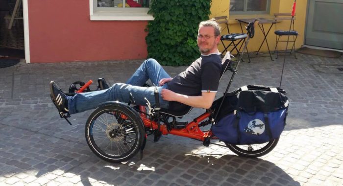 Kai mit seinem nagelneuen Liegefahrrad, das durch die Crowdfunding-Aktion #einRadfuerKai finanziert wurde.