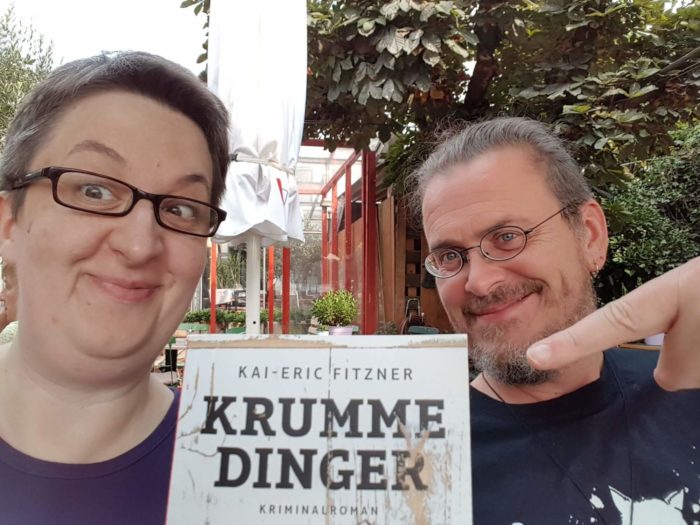 Annette und Kai mit dem Vorabexemplar von „Krumme Dinger“