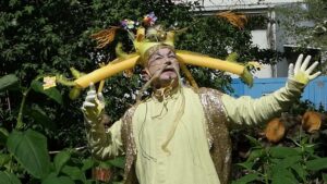 Martin Eckrich bei einer Performance im chinesischen Kostüm