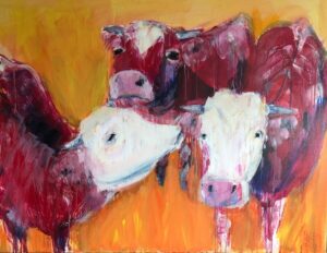 Zwei braunbunte Kühe vor orangefarbenem Hintergrund