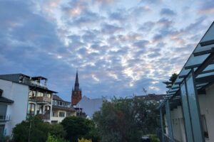 zerrissene Wolken bei Sonnenaufgang über Bonn Beuel