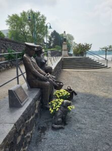 Denkmal Beueler Familie mit Blick nach Norden und Nepomukstatue im Hintergrund