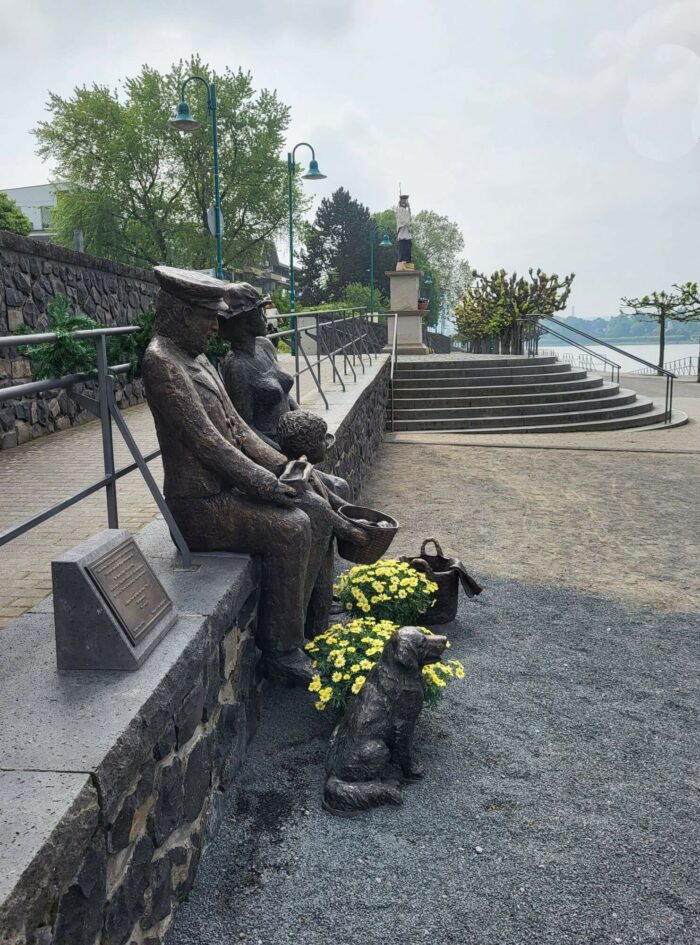 Denkmal Beueler Familie mit Blick nach Norden und Nepomukstatue im Hintergrund