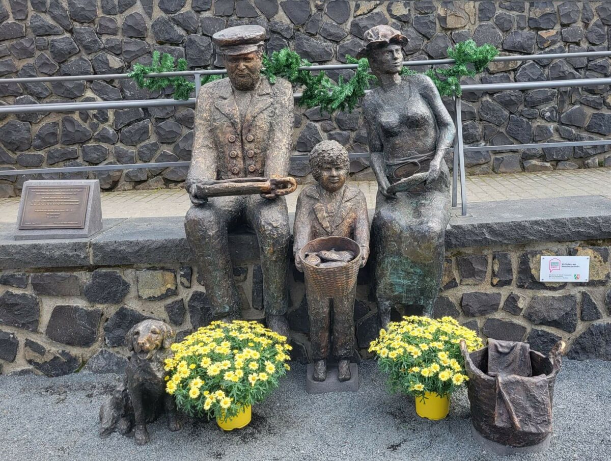 Neues Denkmal Beueler Familie mit Blumen geschmückt