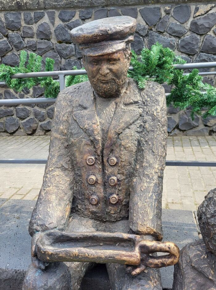 Der im Denkmal dargestellte Vater trägt eine sogenannte "Nöös", eine Schöpfkelle.