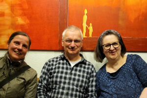 Ulrike, Peter und Annette lachen in die Kamera