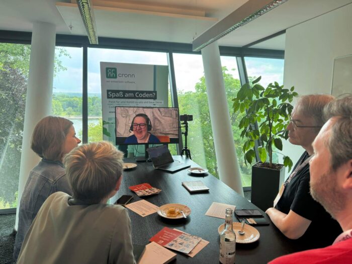 Annette zugeschaltet zum Barcamp ist für die Sessionteilnehmer auf einem großen Bildschirm zu sehen