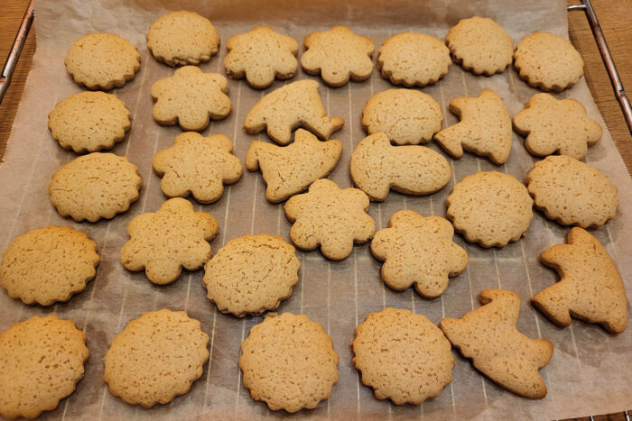 viele verschiedenförmige Honigkuchen liegen zum Abkühlen auf einem Gitter