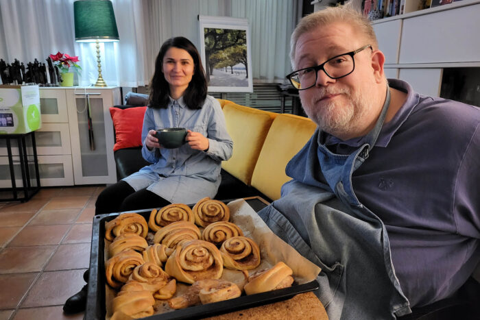 Ceyda und Thomas mit den Franzbrötchen