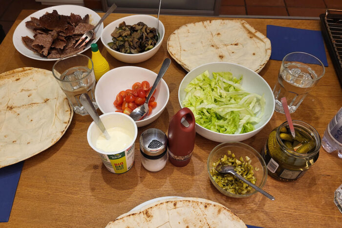 Tisch mit Schüsseln mit verschiedenen Zutaten.