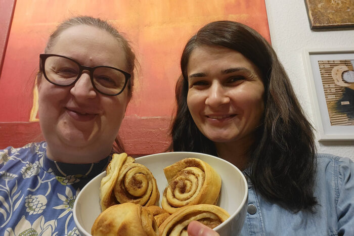 Nette und Ceyda mit den vorerst restlichen Franzbrötchen