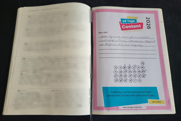 Aufgeklapptes Kalenderbuch mit verwischter Schrift links und rechts eingeklebt der 28 Tge Content Bogen mit Zieleintrg und angekreuzten Tagen