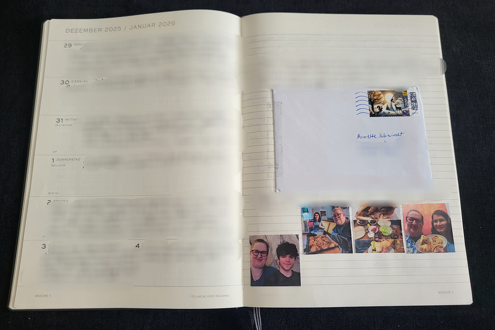Aufgeklapptes Kalenderbuch mit verwischter Schrift links und rechts eingeklebtem Brief und einigen Fotoausdrucken vom Essen mit Ceyda und Besuch des Neffen