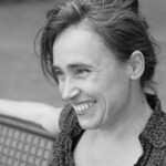 Sabria lachend auf der Bank