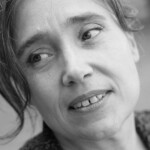 Sabria mit zurück geneigtem Kopf