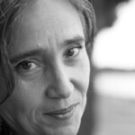 Sabria schaut kokett in die Kamera