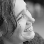 Sabria lächelnd im Halbprofil