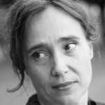 Sabria schaut nachdenklich zur Seite