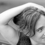 Sabria mit Arm über dem Kopf wie eine griechische Statue