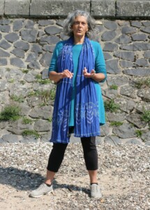 Christine mit Schal erzählt