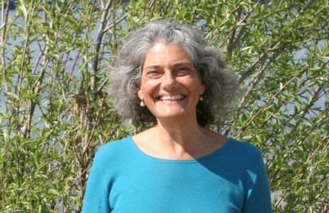 Christine lacht am Rhein